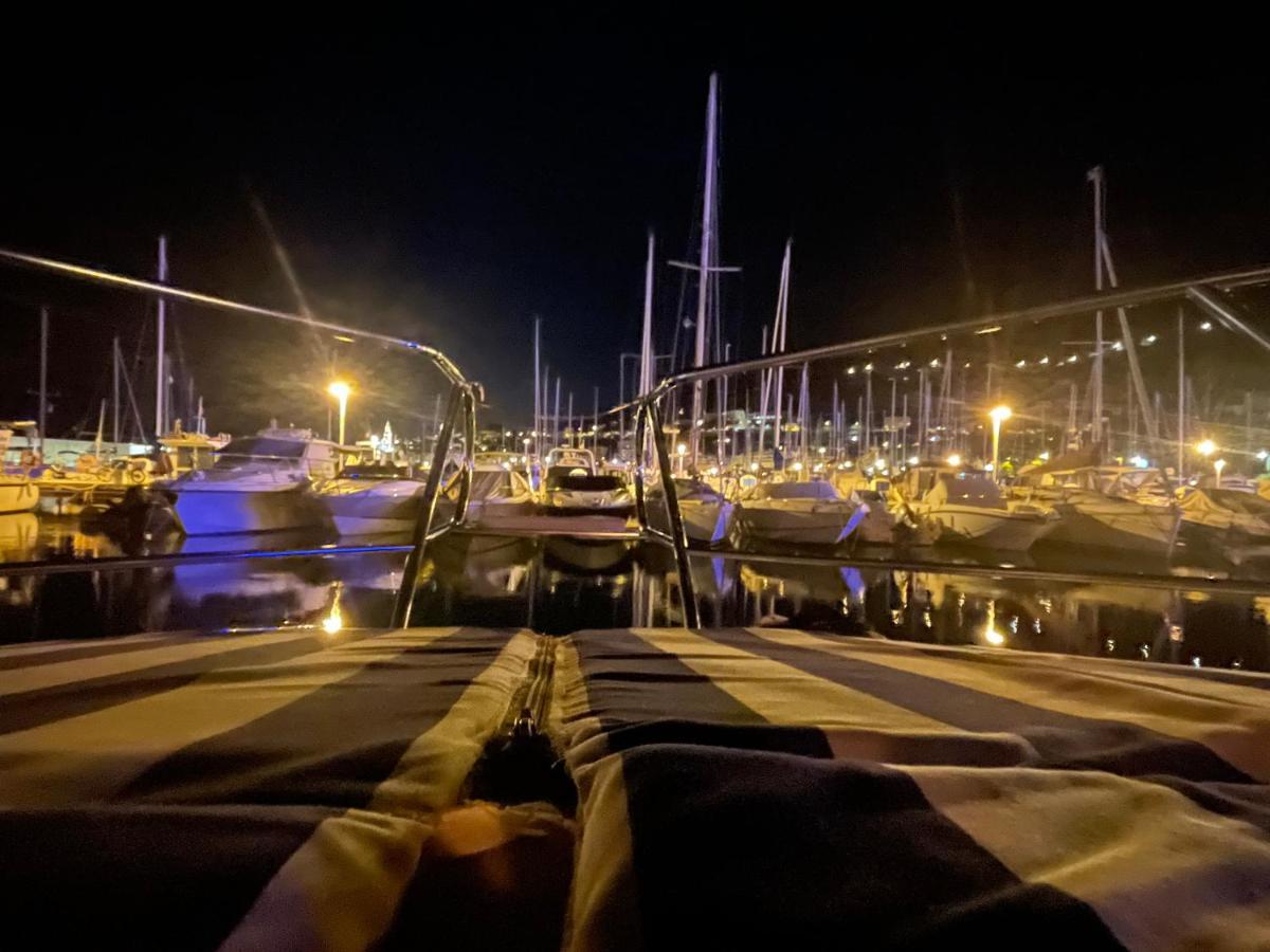 Bateau-hôtel Bea Boat Charter *